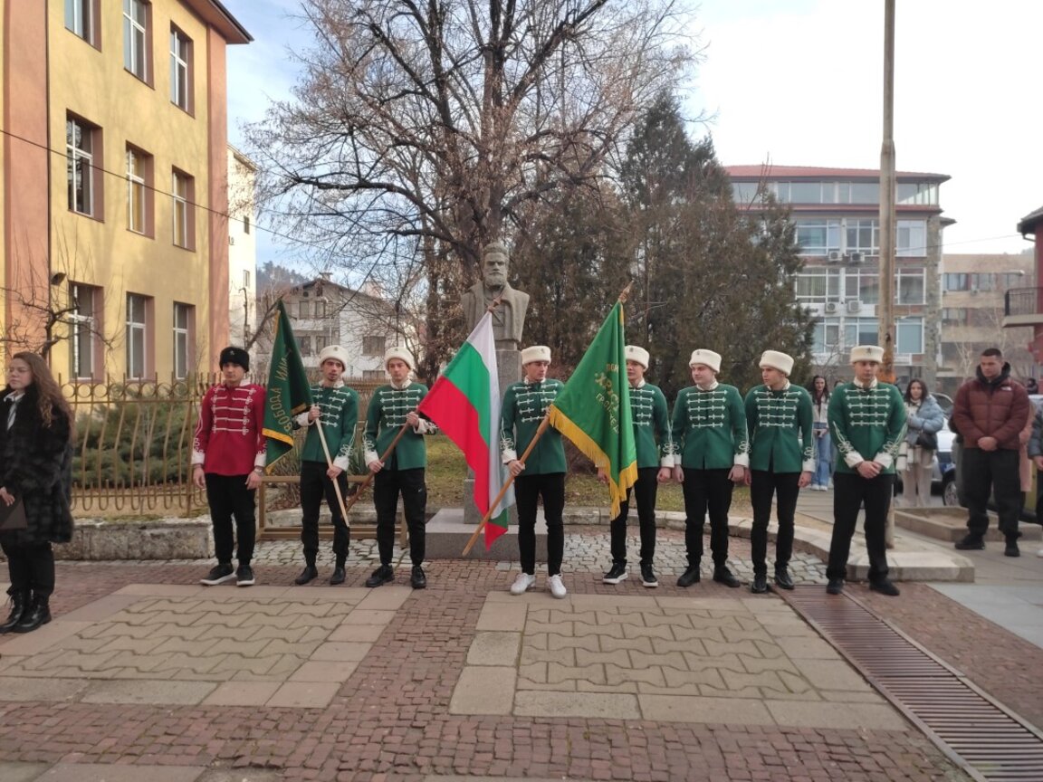 Гимназия “Христо Ботев” в Дупница чества 177 години от рождението на патрона си