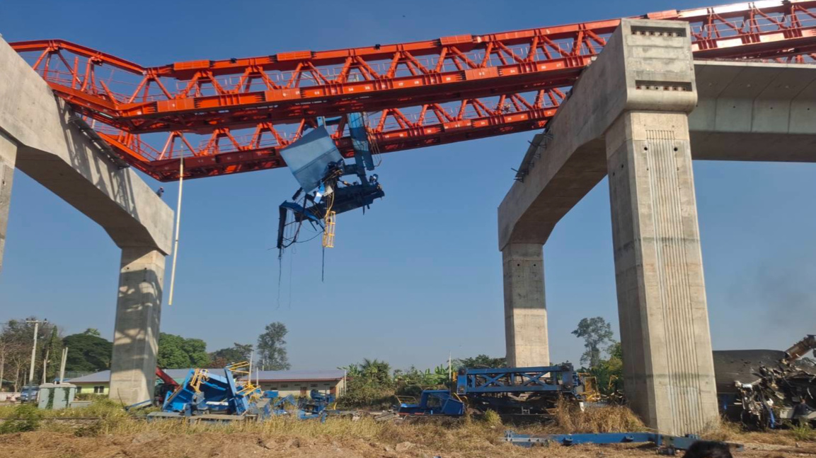 Кран падна върху влак в Тайланд, жертвите са над 20