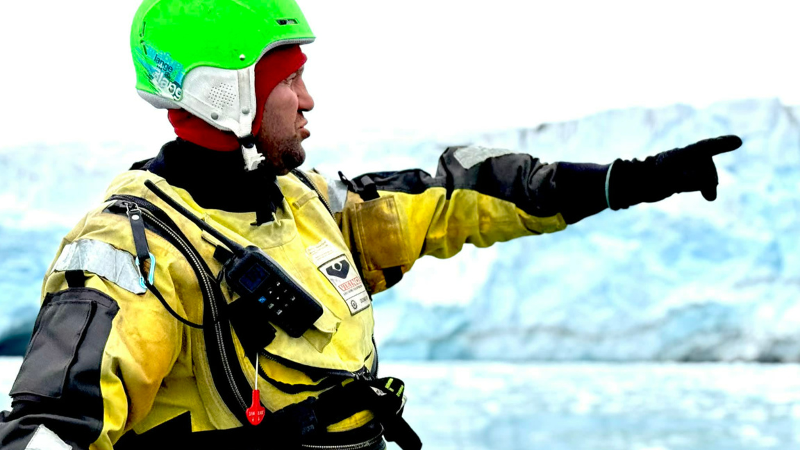 Командирът на нашата база на о-в Ливингс...