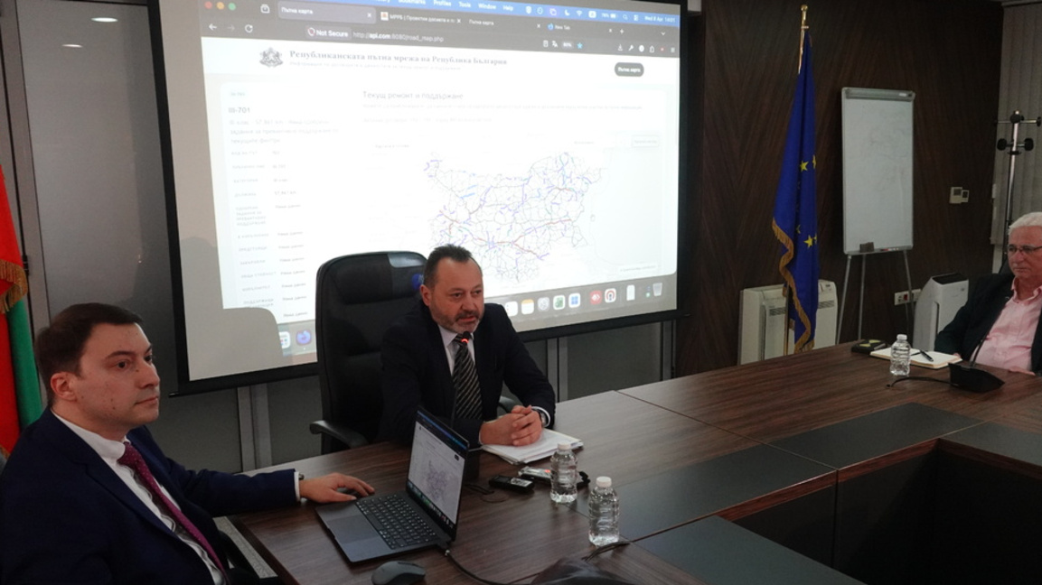 Министърът на регионалното развитие и благоустройството Николай Найденов, заедно с председателя на Управителния съвет на Агенция "Пътна инфраструктура" (АПИ) инж. Тодор Анастасов и съветника инж. Йордан Терзиев, представя платформата roads.mrrb.bg. В нея са публикувани всички договори за текущ ремонт и поддръжка на АПИ.