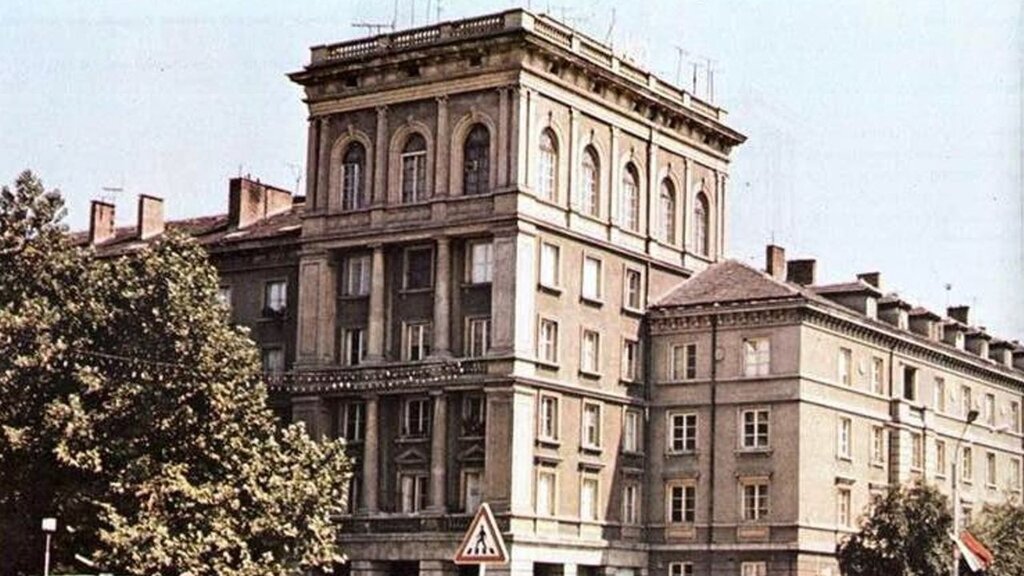 Парадный фасад Димитровграда 1960-х годов, выполненный в стиле сталинского ампира.
