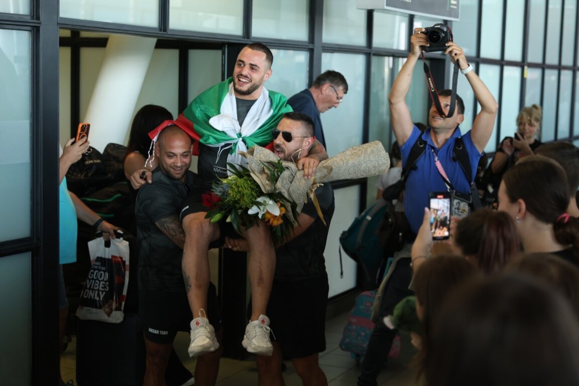 Karlos Nasar regresa con la medalla de oro en el aeropuero de Sofía.
