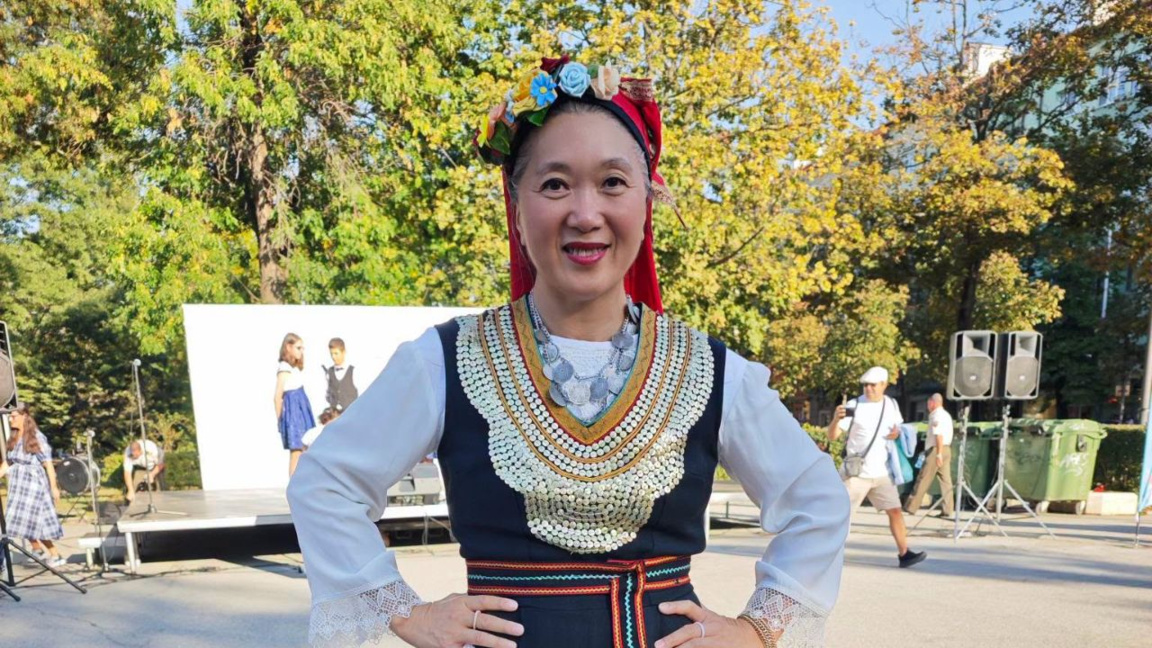 Родената в Китай французойка Сюли Лин представя българския фолклор в Палма