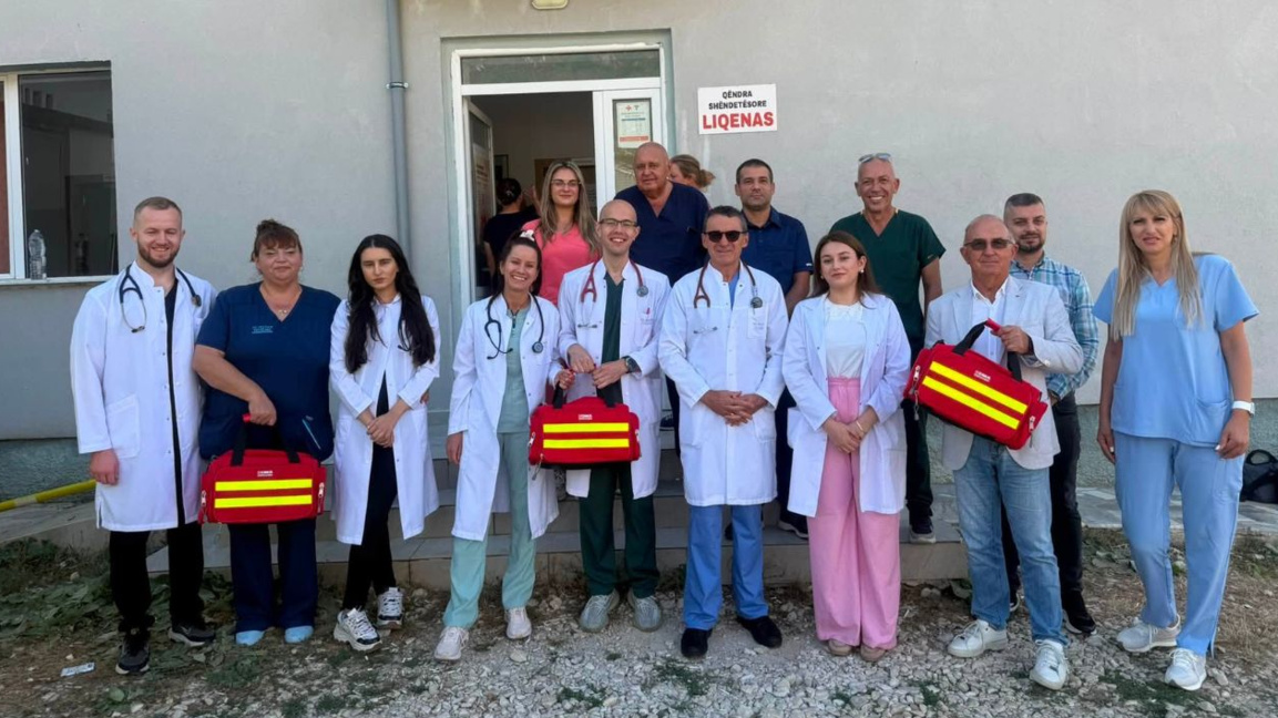 Médicos búlgaros examinan gratuitamente a los habitantes de Pustenec en Albania