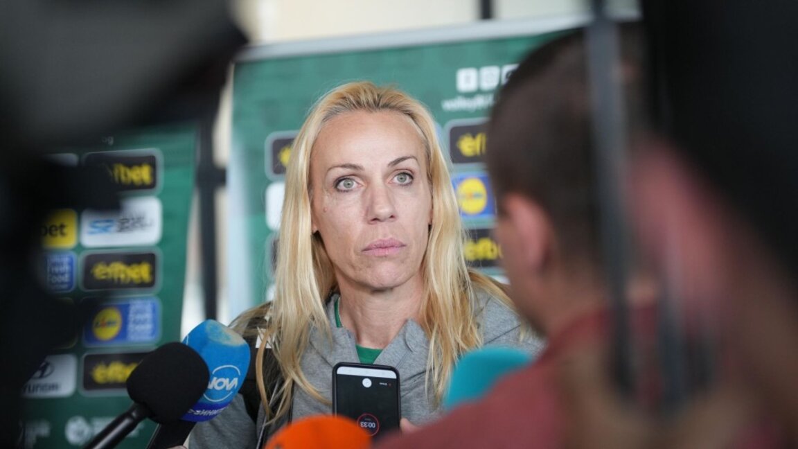 Антонина Зетова говори пред медиите на летището.