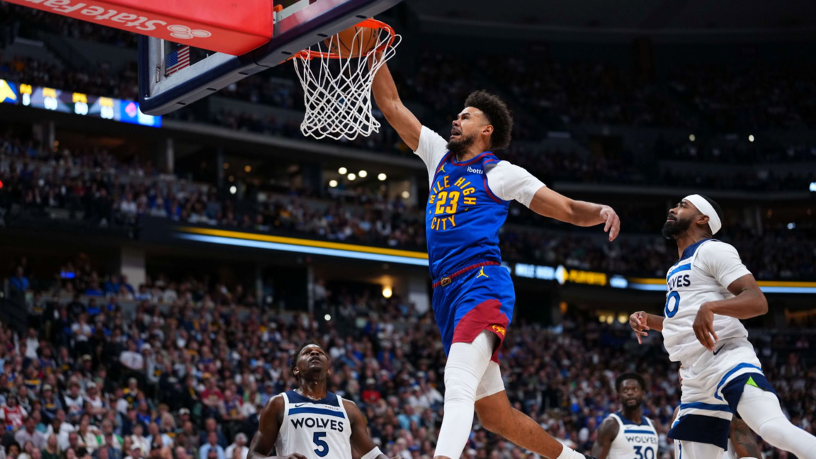 Камерън Джонсън от Денвър забива в коша на Минесота.