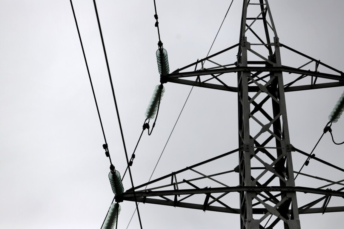 Energia electrică pentru gospodării se scumpește, iar încălzirea și apa caldă se ieftinesc