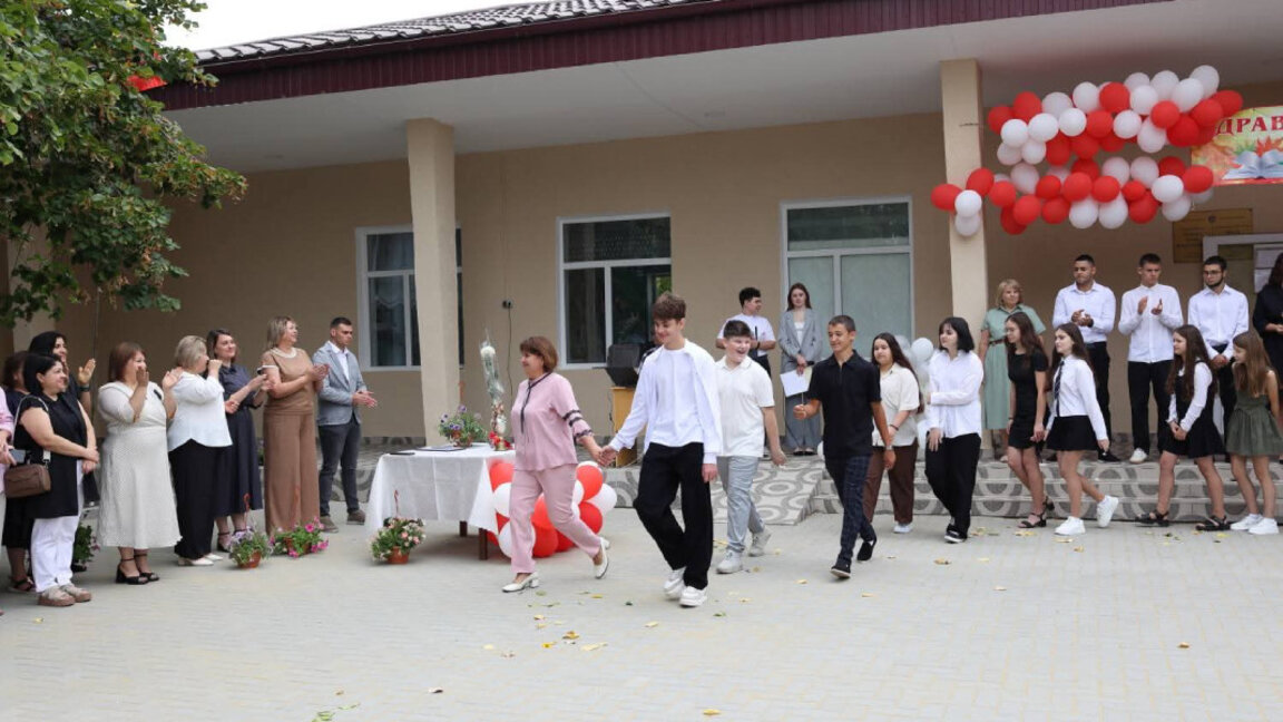 Първият звънец за Новата учебна година събра учениците на "Св. Паисий Хилендарски" в Молдова