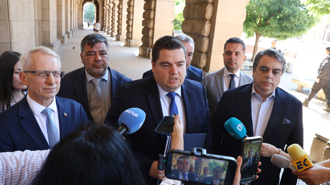 Στόγιου Στόεφ (στη μέση) και Ασέν Βασίλεφ (δεξιά)