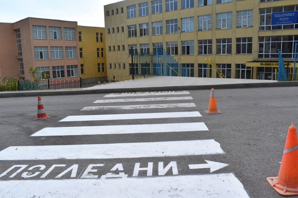 Боядисват пешеходни пътеки