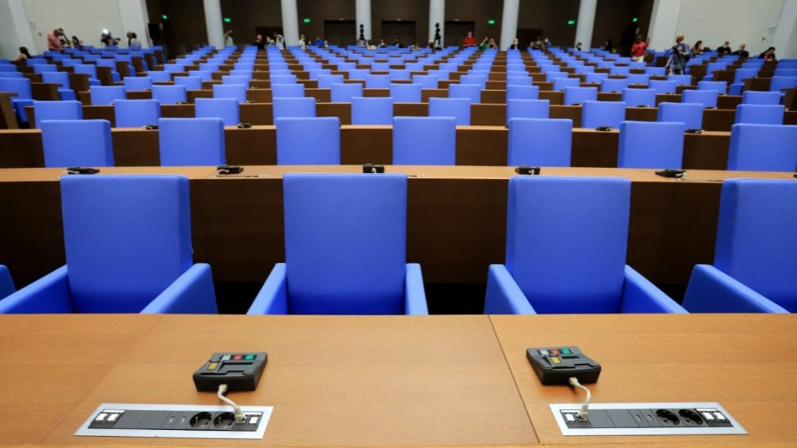 Новата пленарна зала в бившия Партиен дом