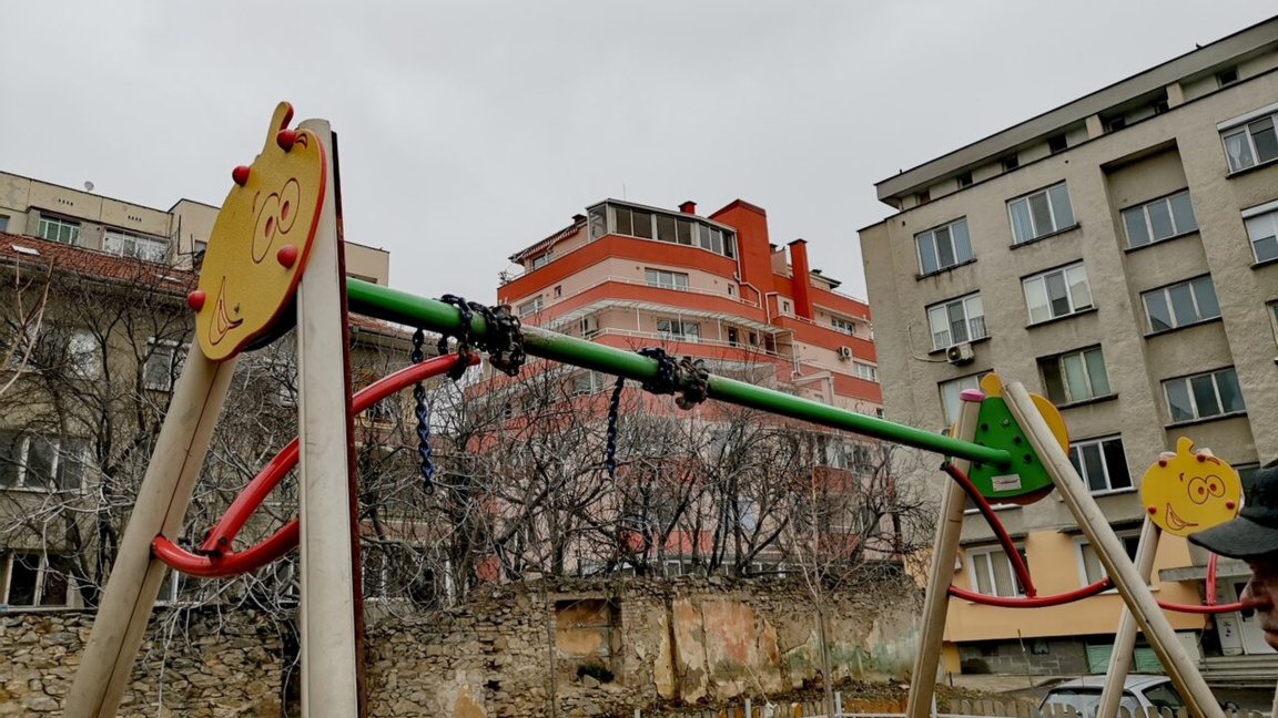 Вандалски прояви затрудняват поддръжката на паркове и детски площадки