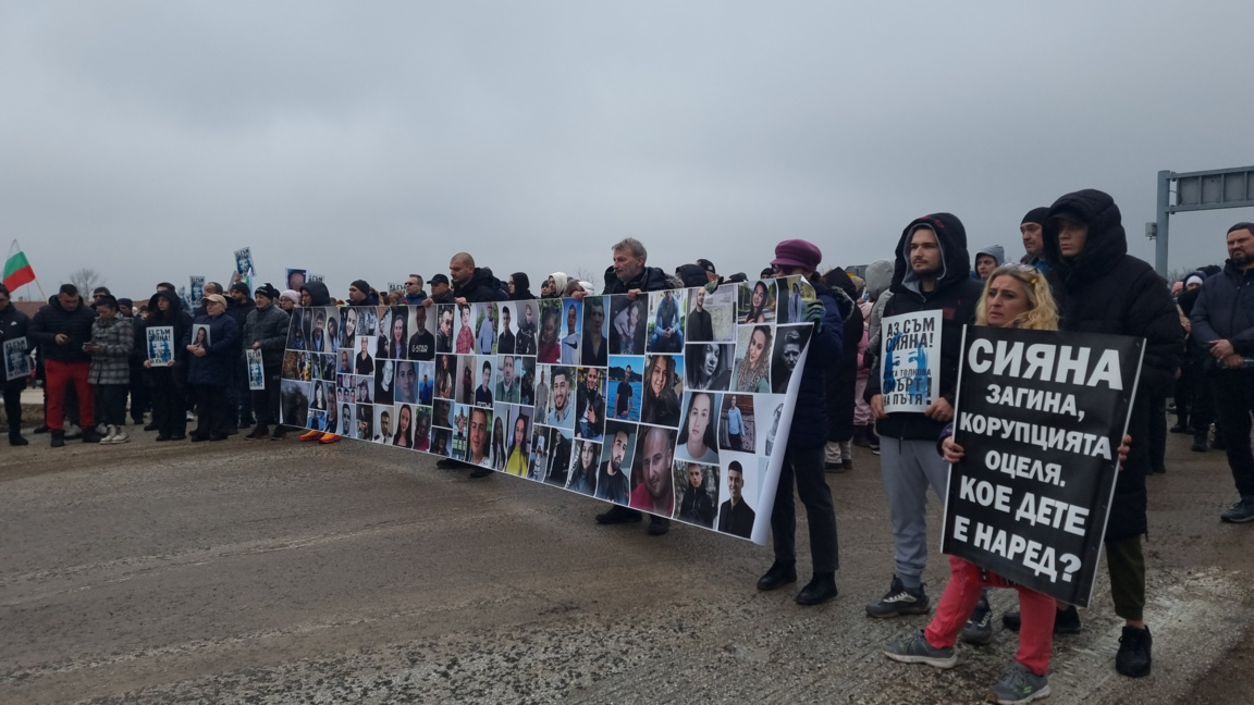 Hundreds block Sofia-Pleven main road near Telish demanding road safety measures