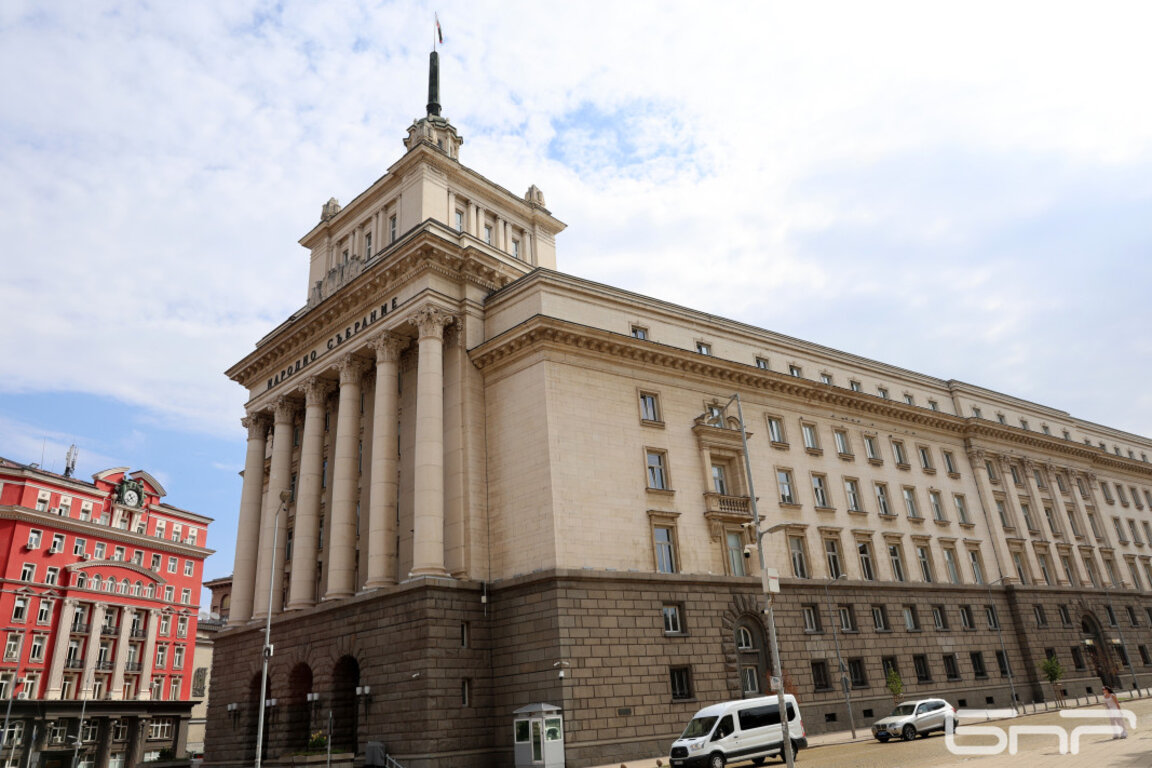 Обзор на седмицата: Служебно правителство, вътрешнопартийни конфликти и закъснели ангажименти към ЕС