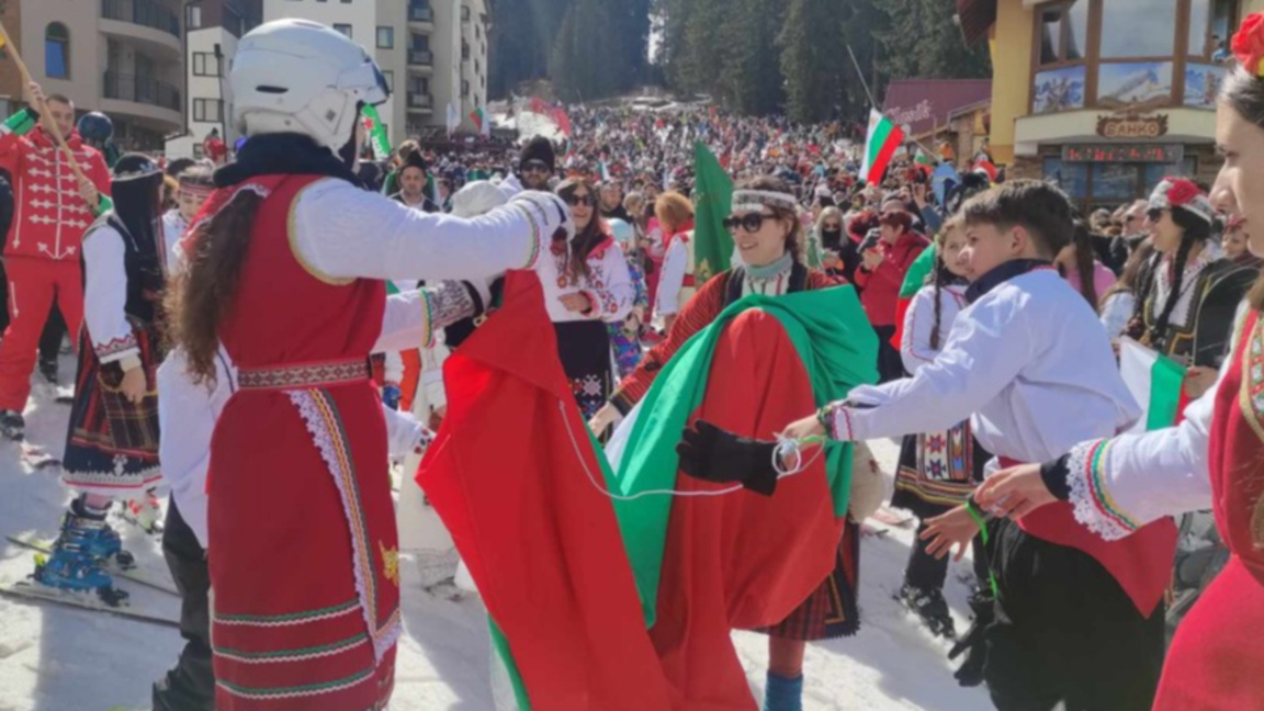 На ски в народни носии в Пампорово по случай 3 март