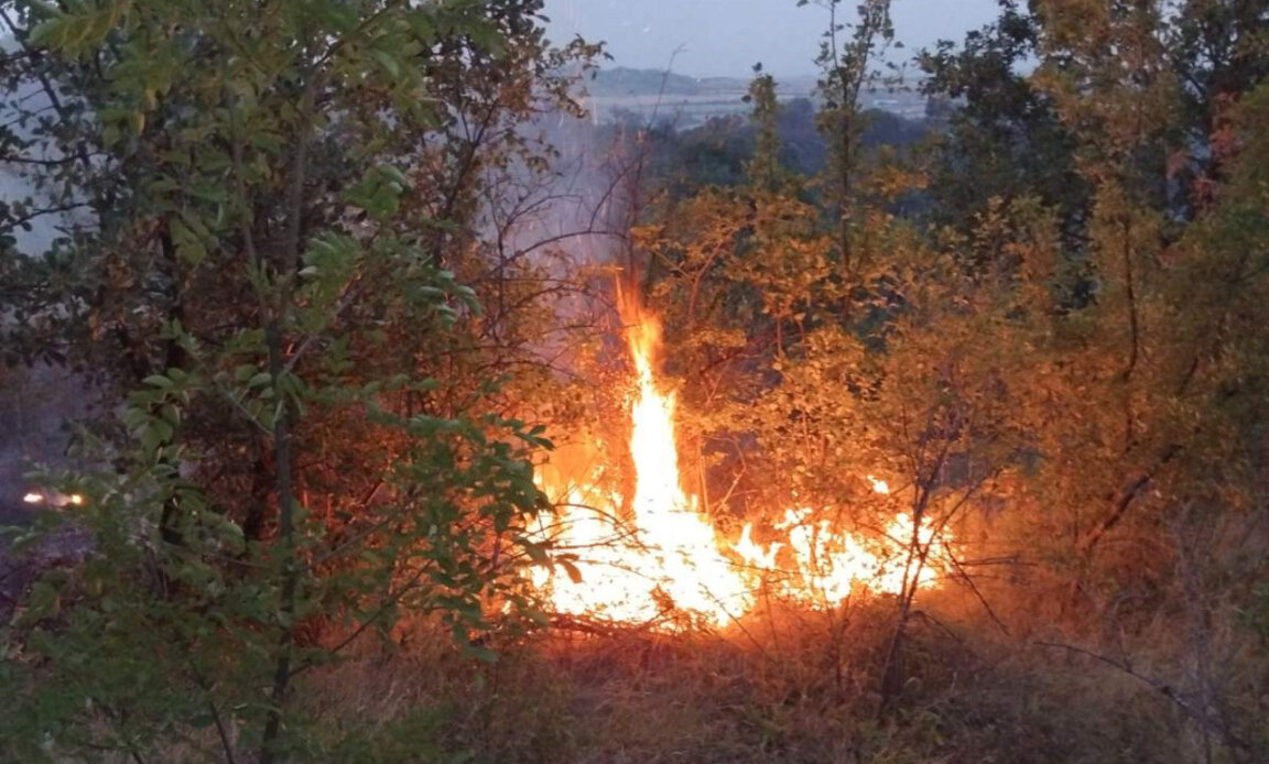 Пожарът край село Искра е напът да бъде овладян
