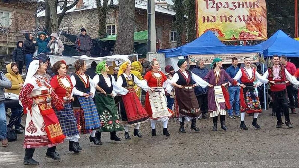 Banorët e fshatit Zmejovo shënojnë festën e verës së pelinit, recetën e së cilës e ruajnë me xhelozi