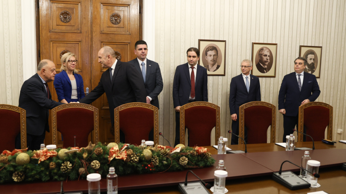 Консултации при президента с представители на ПП-ДБ