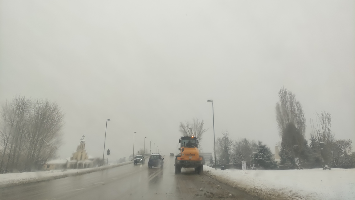 Девет машини чистят снега във Видин