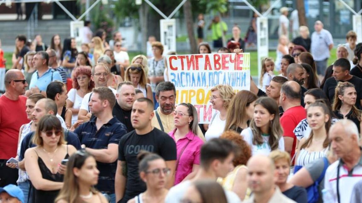 Aseară mii de oameni au protestat în mai multe orașe bulgare din cauza cazului cu o fată de 18 ani abuzată