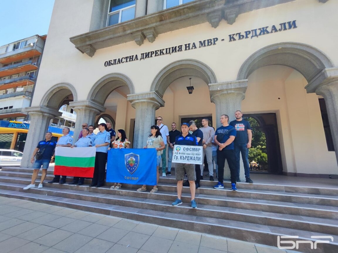 Служители на МВР в област Кърджали протестираха в подкрепа на колегите си от Варна