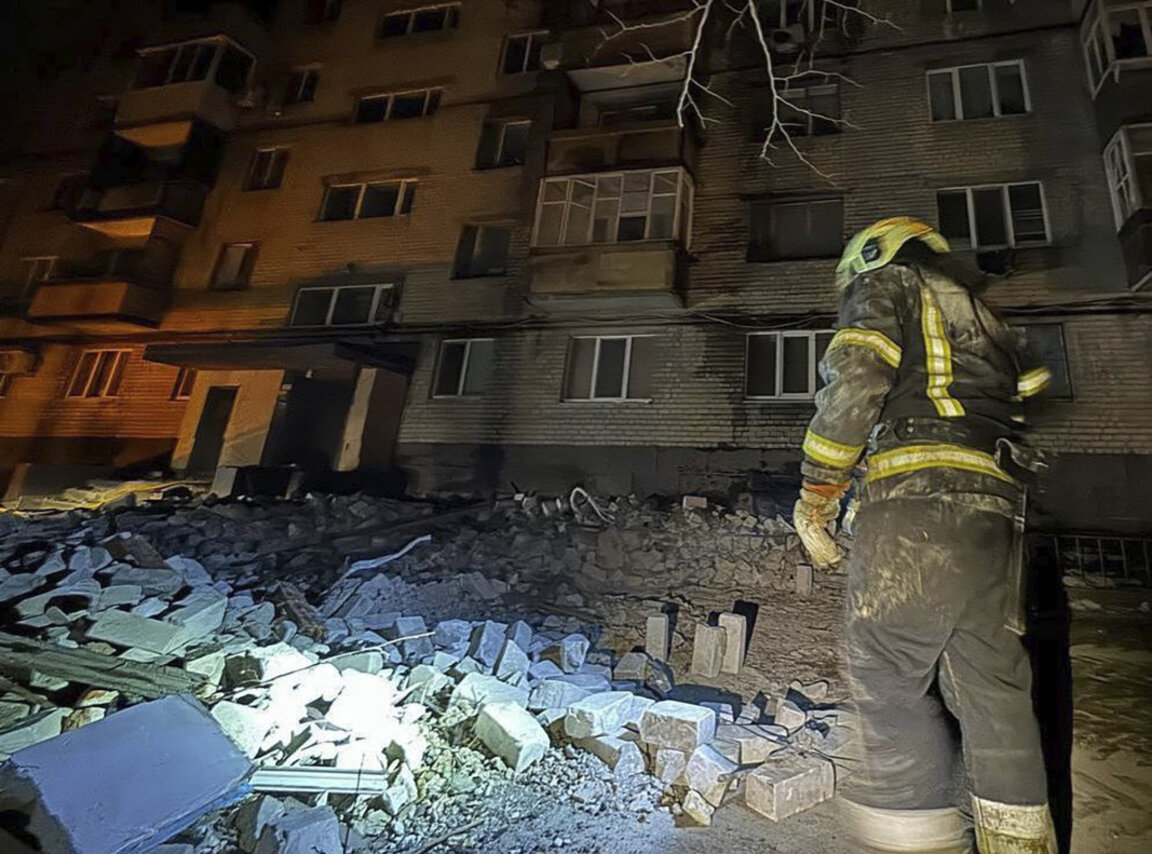 Загинал и 12 ранени при руски ракетен удар в Днепър