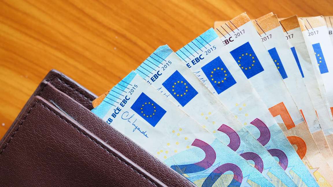 Задържаха служител в кооперация със 7000 евро подкуп в Гълъбово
