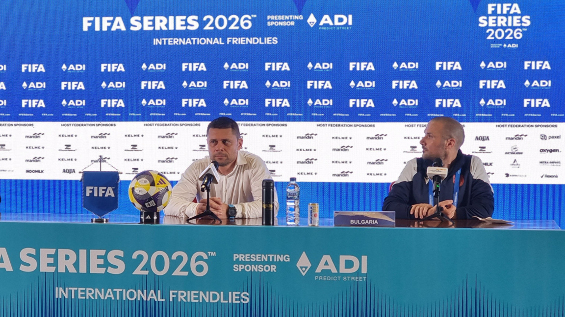 Александър Димитров (вляво) говори пред медиите.