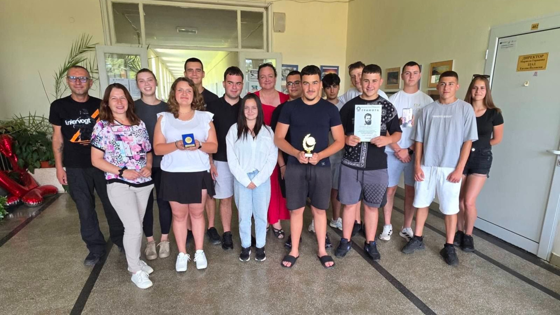 Походниците от мездренската гимназия получиха награда