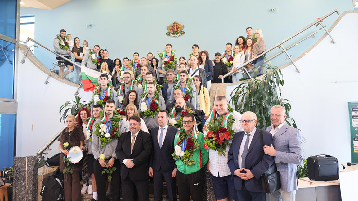 На правителствения терминал в София посрещнаха българските волейболисти