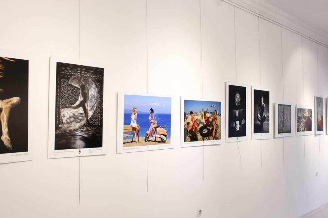 Изложба разказва истории от конкурса "Фотоваканция"
