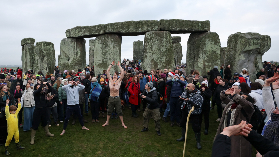 Хиляди се събраха на Стоунхендж за зимното слънцестоене, 21 декември 2025 г.