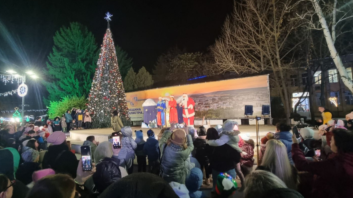Запалиха светлините на елхата в Силистра