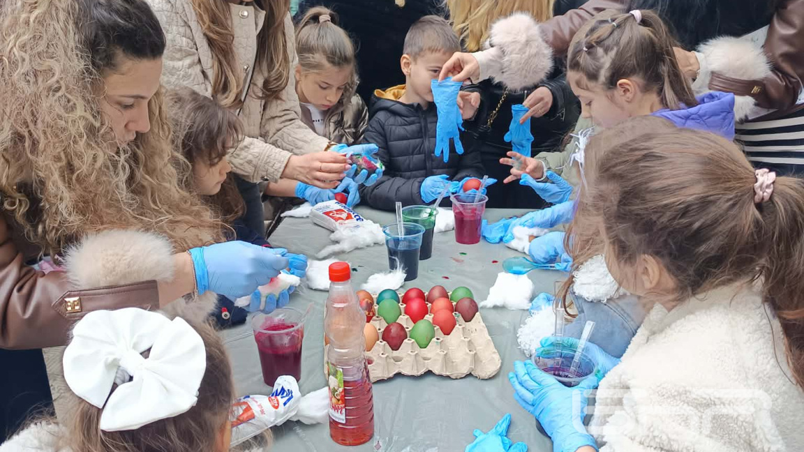 Деца боядисаха яйца, владиката уми нозете на свещеници на Велики Четвъртък 