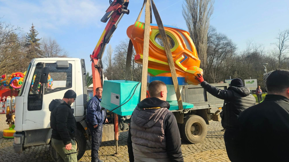 Премахнаха незаконен атракцион на входа на Южния парк
