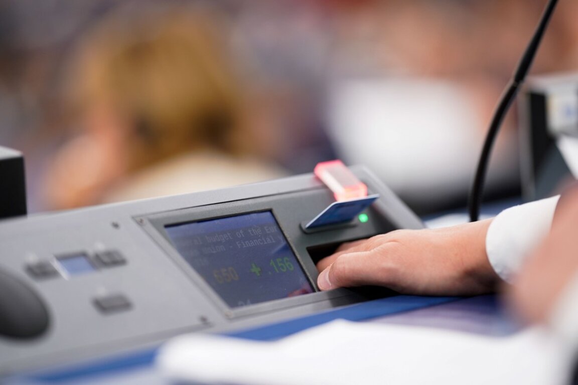 Три формации внесоха вот на недоверие към кабинета на Росен Желязков