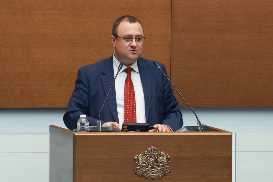 Министър Иван Иванов в парламента