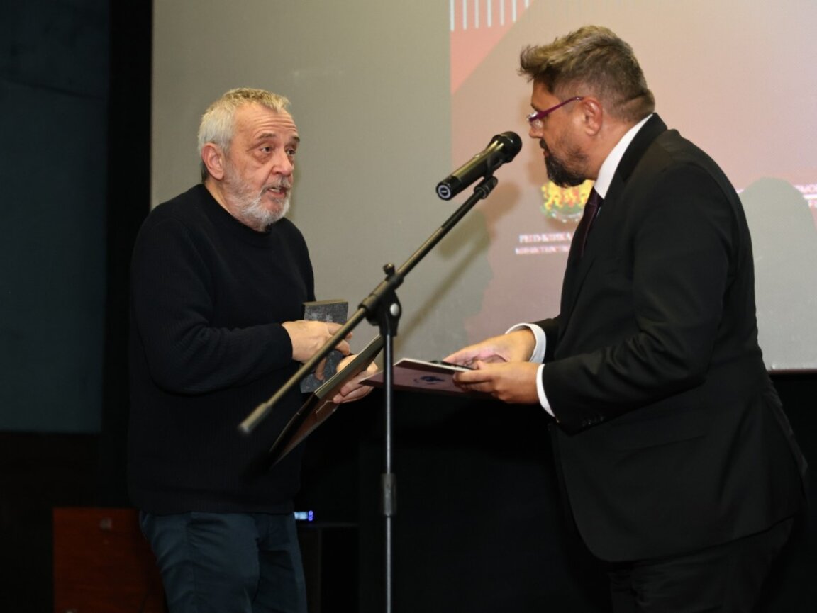 BTA Director General Kiril Valchev presents the Golden Rhyton Grand Prize for animated film to director Anri Kulev.
