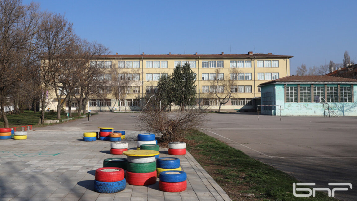 Нещо се случва, но не е наяве и в диалог с местните общности