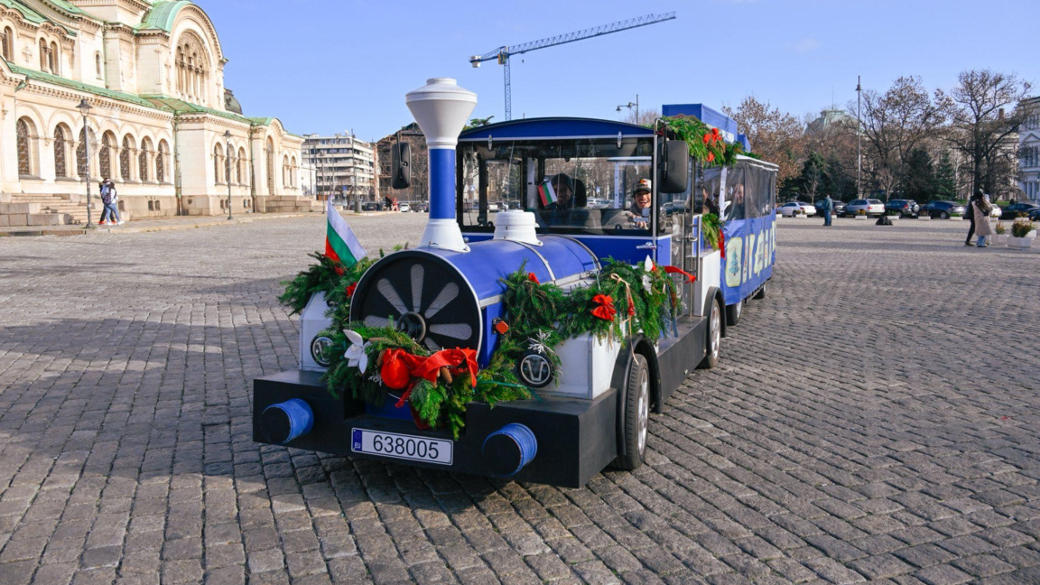 Васил Терзиев и Никола Цолов подкараха коледно влакче в София