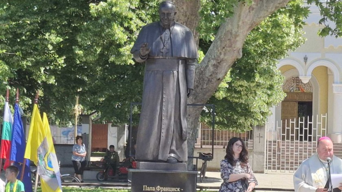 Monument to Pope Francis unveiled in Rakovski