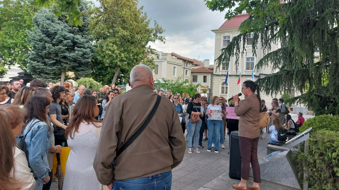 Учители и родители протестират срещу бавния ремонт на Хуманитарната гимназия