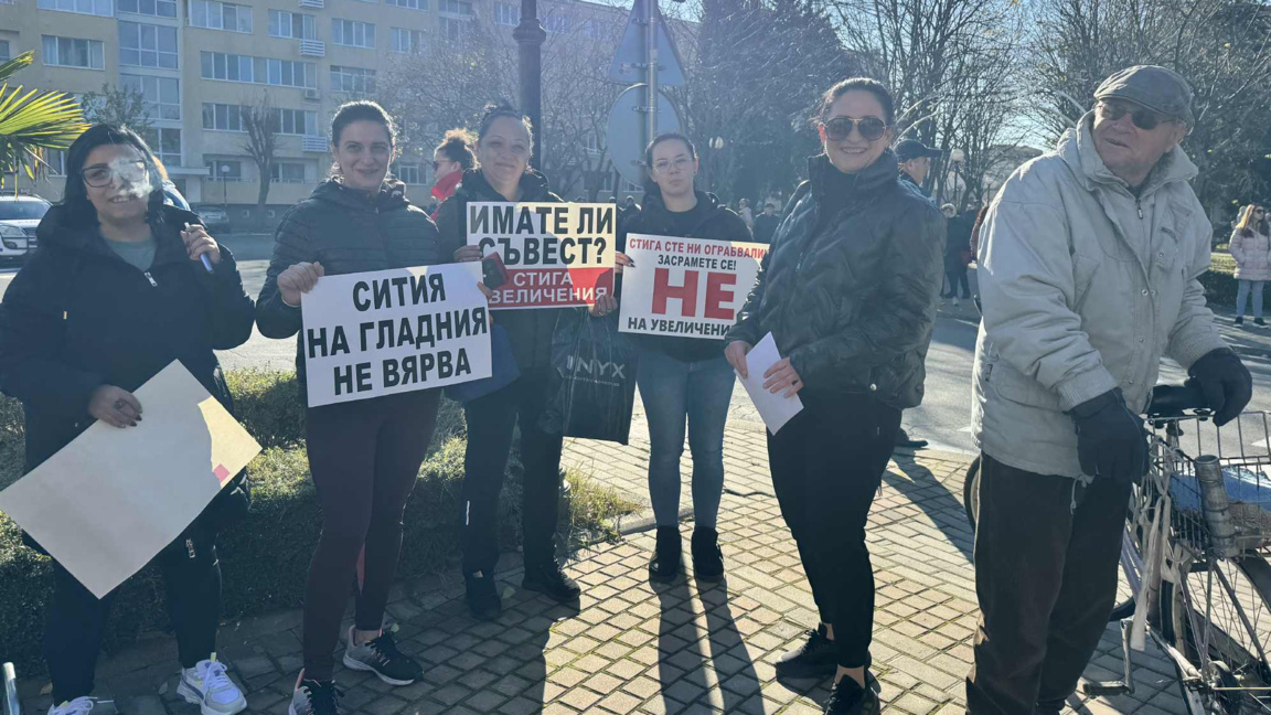 Жители на Поморие протестират срещу увеличаването на местни данъци и такси