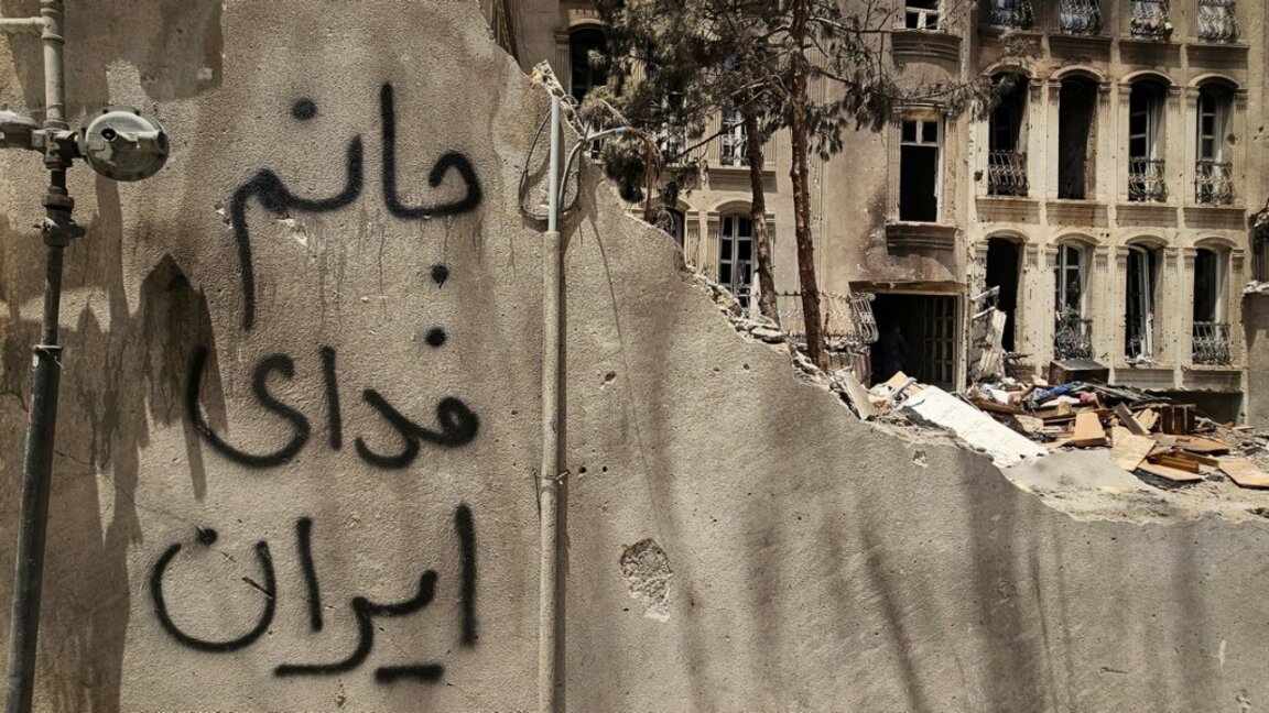 Животът ми – за Иран, гласи надпис със спрей върху разрушена от ракетен удар стена на жилищна сграда в Техеран, юни 2025 г.