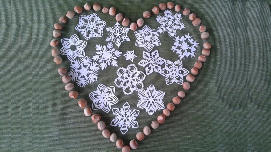 Veska Tchernéva et ses flocons de neige en papier