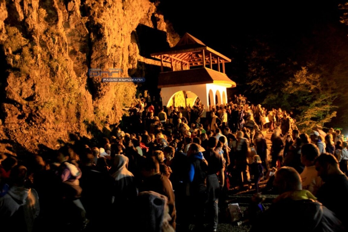 Momchilgrad yakınlarındaki Dambalı Tepesi’ndeki şifalı su, binlerce insanı bir araya getirecek