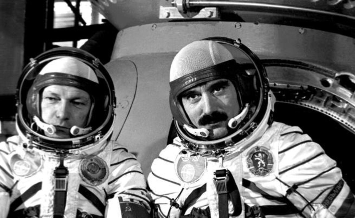 Der erste bulgarische Kosmonaut Georgi Iwanow (rechts)