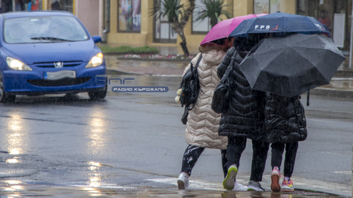 Проливни дъждове: Жълт и оранжев код в почти цялата страна