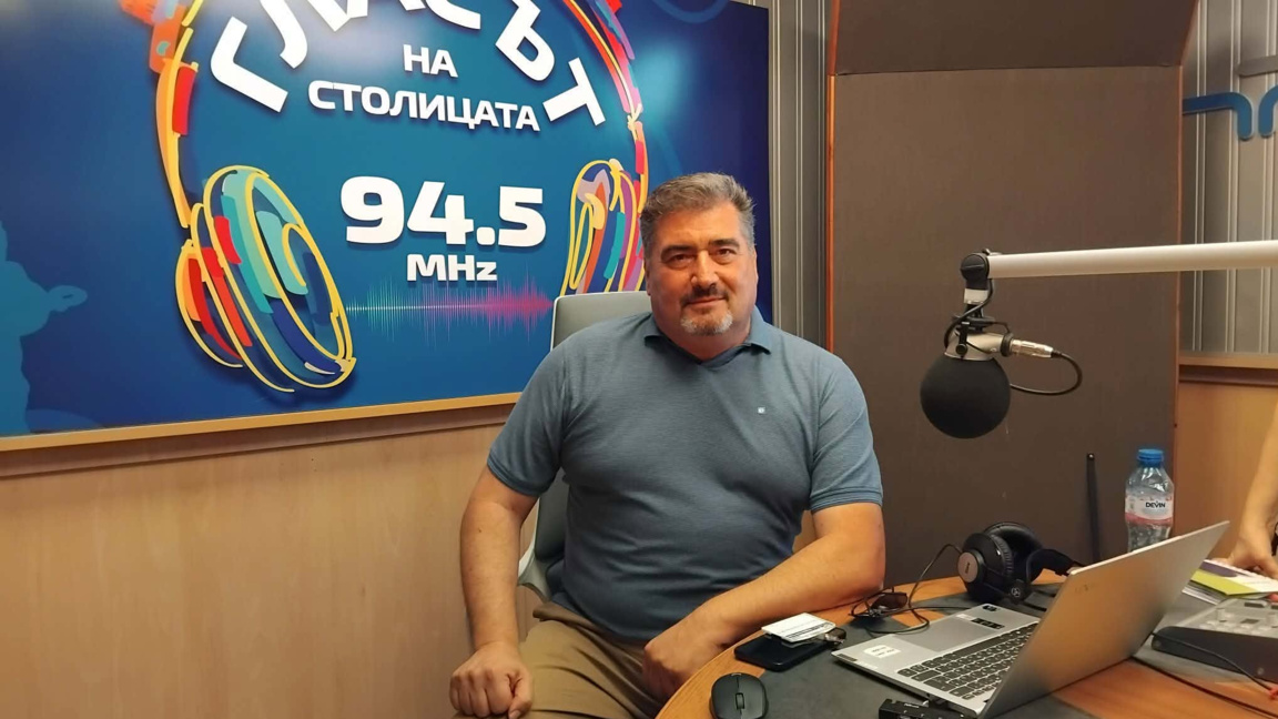 Кураторът Александър Въчков