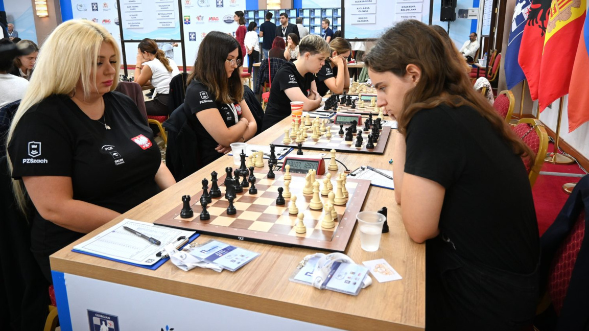 Надя Тончева (вдясно)